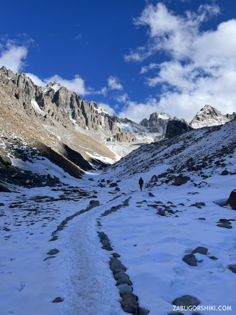 Stone-paved trail to the Ratsek hut in the snow