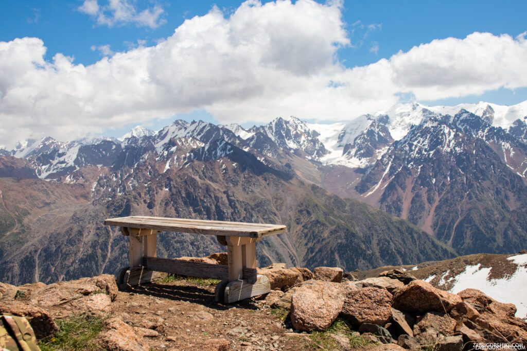 Скамейка на пике Панорама