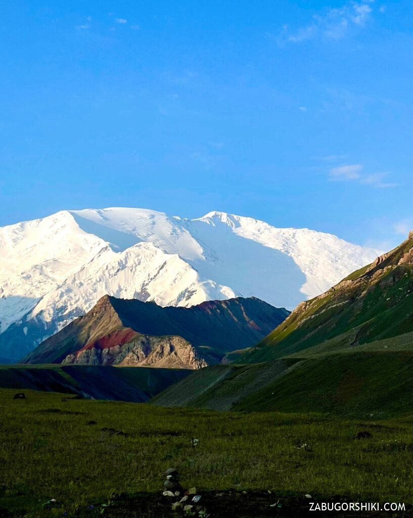 Пик Ленина утром, вид с альпийских лугов