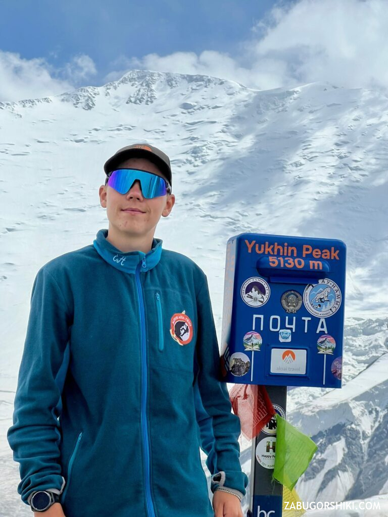 Табличка «Yukhin Peak 5130 m» на вершине пика Юхина