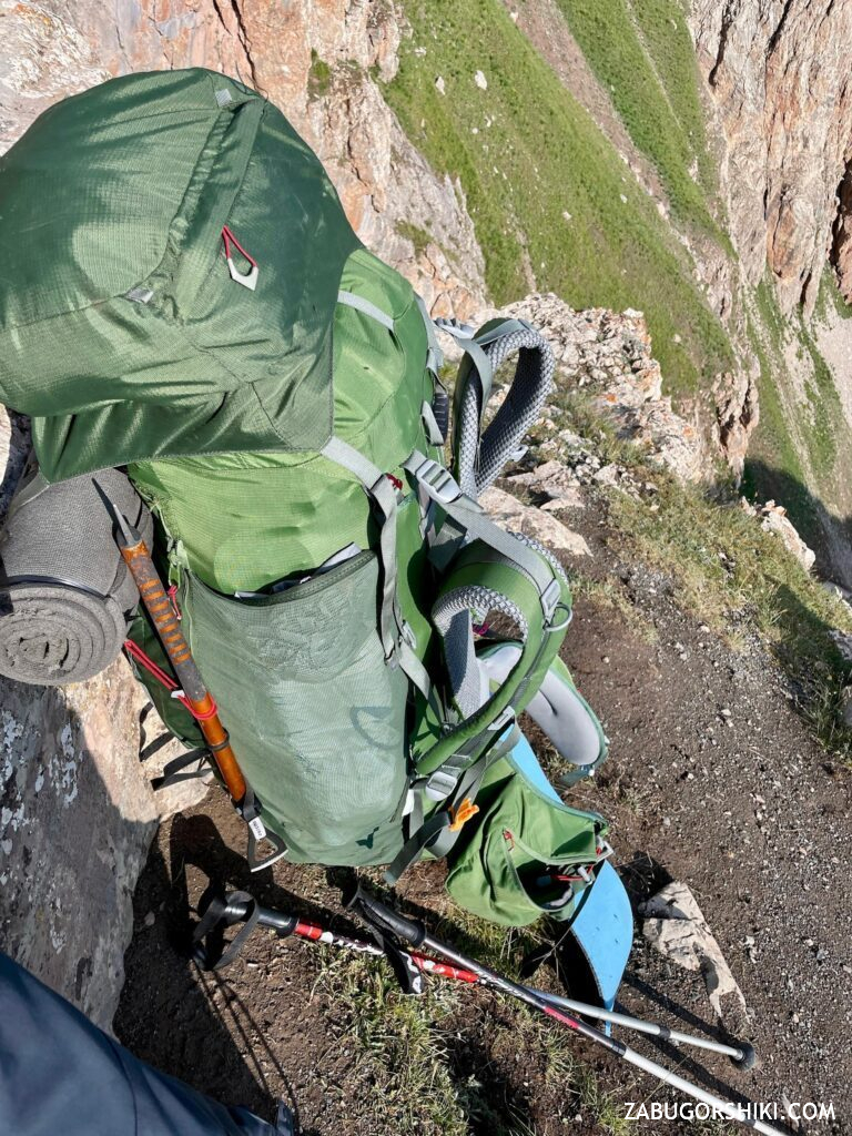 Тяжёлый рюкзак на тропе к лагерю 1
